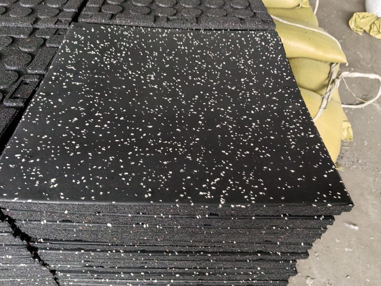 pisos de caucho con grapas gimnasio lima peru